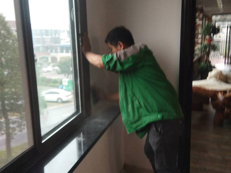 墻面打磨做墻漆：1、膩子的主要作用雖然是找平，但只是批刮膩子的話，僅僅是做了一半的找平工作，另外的一半，也是決定最終效果的一半，要通過打磨來解決。這也是做墻面打磨的最主要功能?！　?、膩子批刮過程中，難免會出現一些微小的瑕疵，比如膩子交界處的接茬、局部批刮過薄或過厚留下的痕跡、墻面吸水造成的針孔等，這些瑕疵也是可以通過墻面打磨來解決的。　　3、整體打磨后的膩子表面結構更加均勻一致，可以加強乳膠漆的表現效果，而且避免了因表面結構的差異可能引發(fā)的一些問題(如色漆局部色差等)。