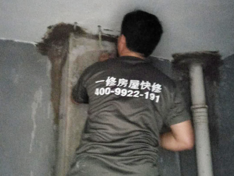 墻面高壓灌漿補(bǔ)漏裝修：首先確定灌漿孔位置及間距。清理干凈需要施工區(qū)域。然后使用電錘等鉆孔工具沿裂縫兩側(cè)進(jìn)行鉆孔，鉆頭14mm，鉆孔角度≤45°，鉆孔深度≤結(jié)構(gòu)厚度2/3，鉆頭深度≤結(jié)構(gòu)厚度的2/3，鉆孔必須穿過裂縫。在鉆好的孔內(nèi)安裝止水針頭，針頭后帶膨脹橡膠，并用專用內(nèi)六角扳手?jǐn)Q緊，使灌漿嘴周圍與鉆孔之間無空隙，不漏水。用高壓灌漿機(jī)向灌漿嘴內(nèi)注入潔凈水，觀察出水點(diǎn)情況，并將縫內(nèi)粉塵清洗干凈。立面灌漿順序由上至下，平面可由一端開始，單孔逐一連續(xù)進(jìn)行。灌漿完畢，確認(rèn)不漏即可去掉或敲掉外露的灌漿嘴，清理干凈已固定化的溢露出的灌漿液，最后對(duì)灌漿口進(jìn)行修補(bǔ)、封口處理。