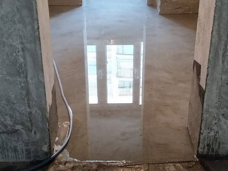 廁所閉水試驗裝修：1、防水施工完成，24小時后可做閉水試驗; 2、把地漏進行暫時性封堵 ; 3、在衛(wèi)生間門口設置水泥砂漿擋墻 ; 4、蓄水后做好水位標記 ，以便查看水落程度; 5、蓄水時間24～48小時 ; 6、閉水后，看水位是否有明顯下降，仔細檢查四周墻面和地面有無滲漏現(xiàn)象，從樓下觀察是否有水滲出，如果有，請及時檢查樓下屋頂和管道根部是否有滲漏水等現(xiàn)象，如果沒有滲漏水，繼續(xù)完成閉水;
