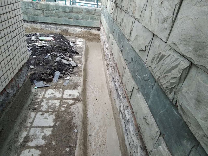 屋頂排水溝抹灰防水裝修：1．在干燥基面上施工防水涂料前應(yīng)先濕潤基面至無明水為準(zhǔn)，若基面潮濕但無明水可直接施工。 2．按配比先將防水漿料乳液倒入拌料桶中，然后再將粉料倒入，充分?jǐn)嚢柚辆鶆?、無料粒糊狀，靜置十分鐘后再攪拌一下，效果更佳。 3．用毛刷或滾刷直接將膠漿涂刷在基面上，待第一層完全干透后（約2小時(shí)或手擦不粘為準(zhǔn)），再涂刷第二遍，兩遍的涂刷方向應(yīng)交錯(cuò)。 4．在操作進(jìn)程中應(yīng)保持間斷性攪拌以防止膠漿沉淀。aqbzp_9 5．待防水層完全干固后，方可在其上面做砂漿保護(hù)層或其它覆蓋層。