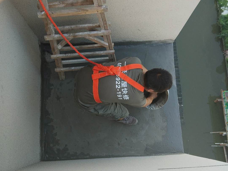 陽臺頂部外墻防水裝修：1、根據(jù)現(xiàn)場實際情況，對防水部位基層原有的外墻涂料進(jìn)行清理，特別是基層破碎處、松動處進(jìn)行徹底清除干凈，露出堅硬基礎(chǔ)。2、在基層處理干凈的基礎(chǔ)上，用高檔有機(jī)硅防水涂料與水按1：2的比例稀釋后，摻入高標(biāo)號水泥做成灰膏，對砂眼、蜂窩、龜裂做細(xì)部處理。3、對不規(guī)則的龜裂進(jìn)行修補(bǔ)時，超過2mm的龜裂用長絲無紡布與有機(jī)硅外墻專用涂料進(jìn)行貼粘修補(bǔ)，以免龜裂紋繼續(xù)擴(kuò)大。4、對窗口四周、檐底、預(yù)埋件、穿墻管等重要部位做加強(qiáng)處理。5、涂料采用涂刷法施工，涂刷的方向、行程長短應(yīng)一致，涂刷應(yīng)均勻不得漏刷。6、機(jī)械噴涂施工時做到噴涂均勻，壓茬到位，不得漏噴，使表面光滑。7、施工完畢后將現(xiàn)場衛(wèi)生清理干凈。