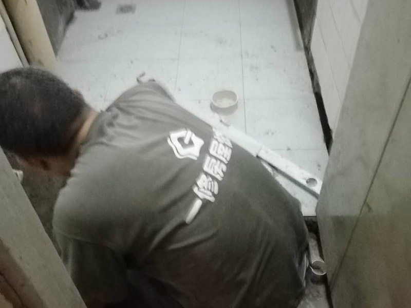 衛(wèi)生間地面瓷磚鋪貼：地磚鋪貼前，將地面清掃干凈；接著根據(jù)排版規(guī)劃設(shè)置水平線，并進(jìn)行分塊；然后地面灑水、砂漿攪拌、打砂漿基層，然后開始鋪貼，要用橡皮錘均勻敲擊，調(diào)整與水平線及其它地磚的水平度及縫隙的大小，再用刮刀從磚縫中間劃一道，保證磚與磚之間要有一定的、均勻的縫隙，防止熱脹冷縮對(duì)磚造成損壞，用刮刀在兩塊磚上縱向來回劃拉，檢查兩塊磚是否平齊；最后表面清理，勾縫。