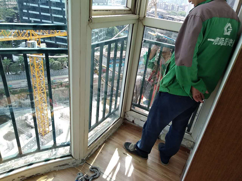 窗戶打膠維修：修補(bǔ)膠是針對塑鋼在安裝，及運輸過程中出現(xiàn)的細(xì)小及明顯的裂縫用來修補(bǔ)的膠，有點像牙膏一樣，使用方法，將修補(bǔ)面徹底清洗干凈，干燥，用美工刀片順著裂縫刮出1-2mm的倒角口，再將膠刮入裂縫中，用刀片修平，待到膠體7分干的時候再用刀片將裂縫周圍多余的膠修去，如果感覺效果還是不好的話，等到膠體完全干透以后用1500號以上的水砂紙蘸水輕輕打磨即可。
師傅有專門打膠的工具，打膠完成后要用手抹平！像劑牙膏一樣將修補(bǔ)膠涂在需修正的地方，等干后用鏟鏟平，再用細(xì)紗紙磨平。擠出來直接涂在裂縫上抹平。