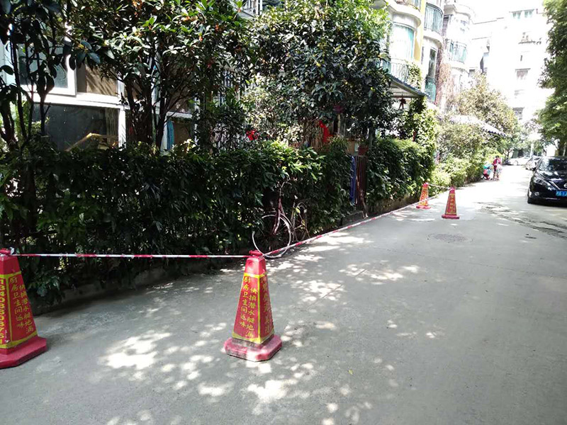 窗戶打膠維修：修補(bǔ)膠是針對塑鋼在安裝，及運輸過程中出現(xiàn)的細(xì)小及明顯的裂縫用來修補(bǔ)的膠，有點像牙膏一樣，使用方法，將修補(bǔ)面徹底清洗干凈，干燥，用美工刀片順著裂縫刮出1-2mm的倒角口，再將膠刮入裂縫中，用刀片修平，待到膠體7分干的時候再用刀片將裂縫周圍多余的膠修去，如果感覺效果還是不好的話，等到膠體完全干透以后用1500號以上的水砂紙蘸水輕輕打磨即可。
師傅有專門打膠的工具，打膠完成后要用手抹平！像劑牙膏一樣將修補(bǔ)膠涂在需修正的地方，等干后用鏟鏟平，再用細(xì)紗紙磨平。擠出來直接涂在裂縫上抹平。