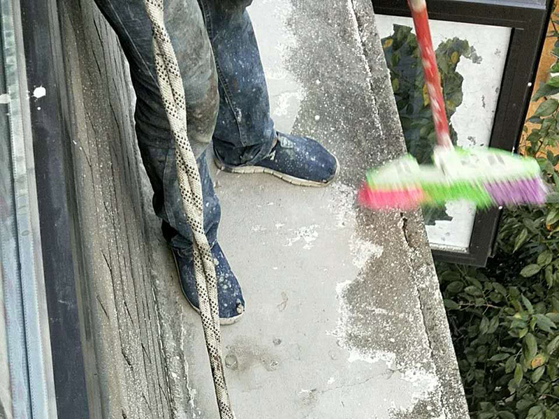 外陽臺防水維修：首先要確保地面有坡度，低的一邊為排水口。然后就是要確保陽臺和客廳或陽臺和起居室至少要有2～3公分的高度差。要使客廳和陽臺有這樣的高度差其實是很難的，因為建筑本身可能高度差只有1公分左右。陽臺地面要確保排水系統(tǒng)的順暢，特別是陽臺養(yǎng)有植物時要定期清理，防止排水時堵塞地漏，以防止積水滲透進居室。如果花園有人工照明的也要進行防水處理，特別是燈具和防漏電開關，以免雨天發(fā)生漏電時造成傷害。