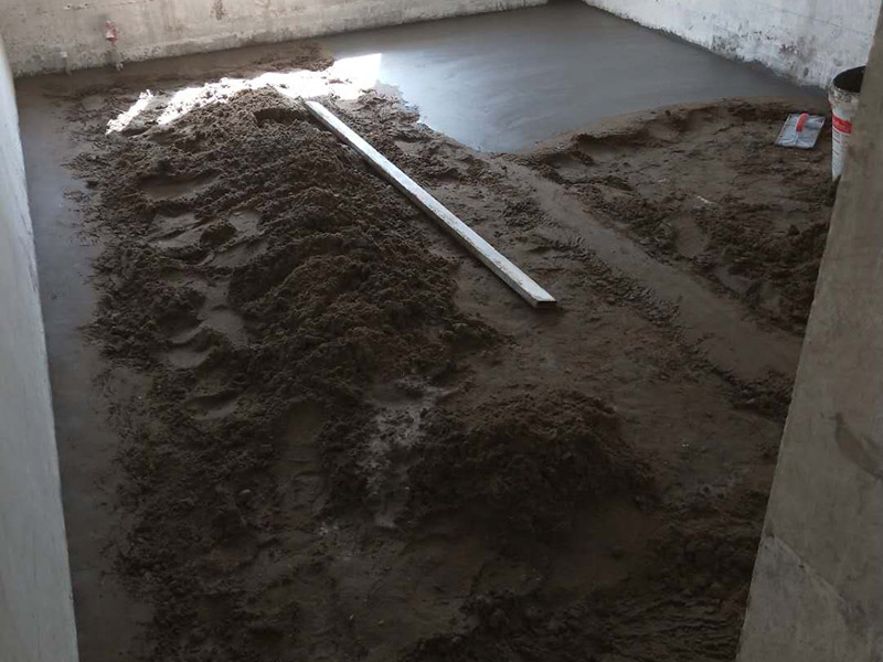 地面找平維修：水泥找平最傳統(tǒng)的地面找平方式，適合各種地面找平。先對地面基層打磨，尤其是凸起的地方，盡量打磨平齊;之后找地面的高度，并彈線標記;抹灰餅和標筋后，開始刷水泥砂漿，將地面全部鋪平;可使用木抹子將其搓平，確保平整，并用鐵抹子來壓光，通常要壓三遍，最后做地面養(yǎng)護等待自然干燥。選擇水泥砂漿地面找平，費用會比石膏地面找平貴一些。 若地面準備安裝地暖，選擇自流平來做地面找平最合適不過了。不僅地面找平薄(大約在2mm—5mm左右)，還不會對地暖的熱傳導有影響。若家中樓層較矮，選擇這種方式也合適。