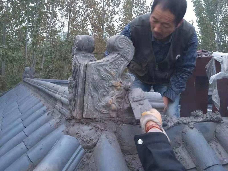 屋頂裝飾瓦安裝：做仿古瓦屋脊一般有三種方法：第一、像作平瓦屋脊一樣，將瓦一片一片地從一個(gè)山頭鋪筑到另一個(gè)山頭;第二、將瓦片斜成一定的角度并擠緊，有山頭向中間筑脊;第三、先在兩山頭各平放一疊瓦封頭。具體做脊時(shí)，一般先在靠近屋脊兩邊的坡屋面上先鋪筑5-6張仰瓦作為分垅的標(biāo)準(zhǔn)，屋脊筑完成后用混合砂漿或紙筋灰將屋脊背及瓦垅的縫堵塞密實(shí)、壓緊抹光。