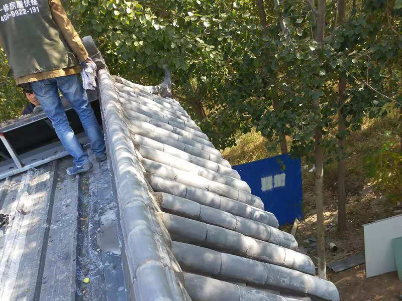 屋頂裝飾瓦安裝：做仿古瓦屋脊一般有三種方法：第一、像作平瓦屋脊一樣，將瓦一片一片地從一個(gè)山頭鋪筑到另一個(gè)山頭;第二、將瓦片斜成一定的角度并擠緊，有山頭向中間筑脊;第三、先在兩山頭各平放一疊瓦封頭。具體做脊時(shí)，一般先在靠近屋脊兩邊的坡屋面上先鋪筑5-6張仰瓦作為分垅的標(biāo)準(zhǔn)，屋脊筑完成后用混合砂漿或紙筋灰將屋脊背及瓦垅的縫堵塞密實(shí)、壓緊抹光。