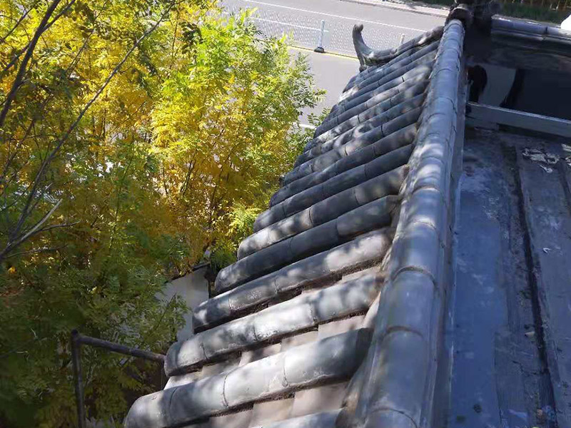 屋頂裝飾瓦安裝：做仿古瓦屋脊一般有三種方法：第一、像作平瓦屋脊一樣，將瓦一片一片地從一個(gè)山頭鋪筑到另一個(gè)山頭;第二、將瓦片斜成一定的角度并擠緊，有山頭向中間筑脊;第三、先在兩山頭各平放一疊瓦封頭。具體做脊時(shí)，一般先在靠近屋脊兩邊的坡屋面上先鋪筑5-6張仰瓦作為分垅的標(biāo)準(zhǔn)，屋脊筑完成后用混合砂漿或紙筋灰將屋脊背及瓦垅的縫堵塞密實(shí)、壓緊抹光。