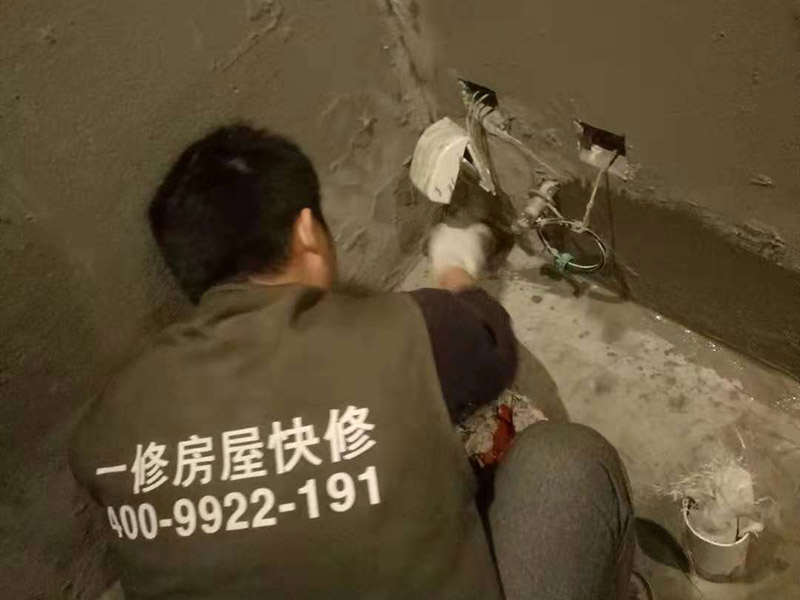 公寓做防水維修：1.利用水泥砂漿水泥砂漿或豆石混凝土鋪平坡度。訣竅是：地漏附近坡度大，門口附近坡度小。 2.利用管根密封膏封嚴(yán)管線，管線要穿透樓板根部。刷防水涂料時(shí)可以貼1-2層玻璃絲布加強(qiáng)防水性。 3.墻壁表面打磨成干凈平光沒(méi)有顆?；覊m，墻壁與地面的交接區(qū)域注意原角和坡角的設(shè)置。 4.聚氨酯防水涂膜由管根和墻角處開始進(jìn)行涂抹，在常溫下經(jīng)過(guò)4小時(shí)放干后，再大面積涂抹和刮刷。注意涂料總厚度大于1. 5毫米，不能有漏刮和鼓泡的不良現(xiàn)象。24小時(shí)后立面涂刷下一層，之后再以垂直的方向進(jìn)行二次涂刷。最后涂膜半固化，拋甩粗砂粒方便與水泥砂漿融合。 5.防水層的設(shè)置與具體區(qū)域有關(guān)。防水地面的防水層應(yīng)高出地面200寬，地面防水層應(yīng)超出衛(wèi)生間門口以外300寬。而又淋浴的衛(wèi)生間墻面防水層則應(yīng)設(shè)置為高出地面1800寬。 6.展開閉水實(shí)驗(yàn)的時(shí)候，先完成防水工作再利用包立管方法。之后再局部進(jìn)行防水。閉水試驗(yàn)也可為了避免破壞地面防水層而免做。