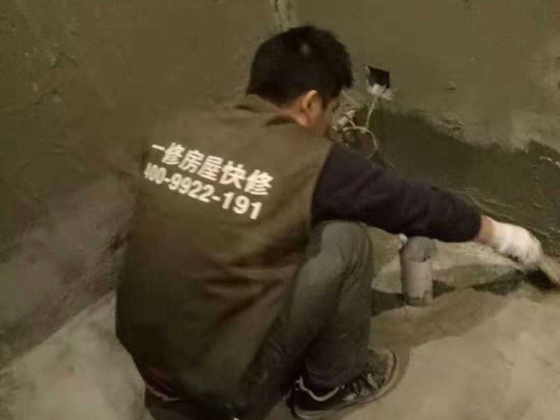 公寓做防水維修：1.利用水泥砂漿水泥砂漿或豆石混凝土鋪平坡度。訣竅是：地漏附近坡度大，門口附近坡度小。 2.利用管根密封膏封嚴(yán)管線，管線要穿透樓板根部。刷防水涂料時(shí)可以貼1-2層玻璃絲布加強(qiáng)防水性。 3.墻壁表面打磨成干凈平光沒(méi)有顆?；覊m，墻壁與地面的交接區(qū)域注意原角和坡角的設(shè)置。 4.聚氨酯防水涂膜由管根和墻角處開始進(jìn)行涂抹，在常溫下經(jīng)過(guò)4小時(shí)放干后，再大面積涂抹和刮刷。注意涂料總厚度大于1. 5毫米，不能有漏刮和鼓泡的不良現(xiàn)象。24小時(shí)后立面涂刷下一層，之后再以垂直的方向進(jìn)行二次涂刷。最后涂膜半固化，拋甩粗砂粒方便與水泥砂漿融合。 5.防水層的設(shè)置與具體區(qū)域有關(guān)。防水地面的防水層應(yīng)高出地面200寬，地面防水層應(yīng)超出衛(wèi)生間門口以外300寬。而又淋浴的衛(wèi)生間墻面防水層則應(yīng)設(shè)置為高出地面1800寬。 6.展開閉水實(shí)驗(yàn)的時(shí)候，先完成防水工作再利用包立管方法。之后再局部進(jìn)行防水。閉水試驗(yàn)也可為了避免破壞地面防水層而免做。