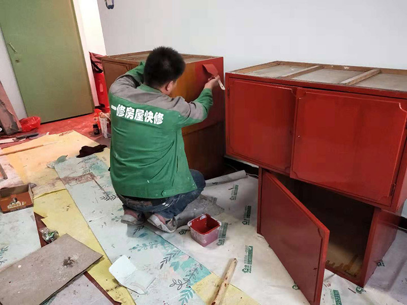 家具刷漆翻新：舊家具刷漆的方法比較簡(jiǎn)單，但是在刷漆之前要對(duì)原來的表面進(jìn)行打磨，將原有的漆面去掉，可以用砂布進(jìn)行。翻新舊家具有很多需要注意的問題，首先是顏色的選擇，最好選擇和舊家具原有的顏色一致或者相近的顏色，不然翻新的效果可能不是很好。油漆的選擇也比較重要，因?yàn)榧揖叻乱话愣际窃谑覂?nèi)進(jìn)行，所以一定要選擇環(huán)保的油漆，以免對(duì)室內(nèi)的環(huán)境造成污染。