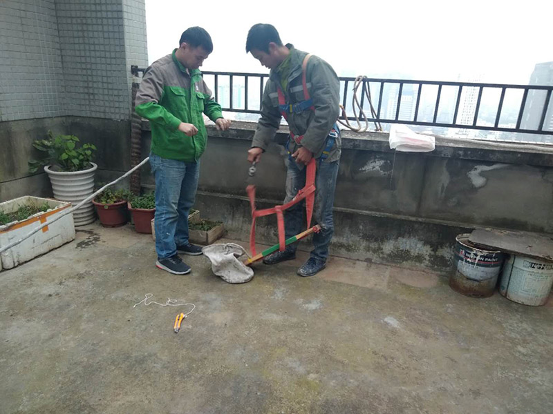 窗戶打膠高空作業(yè)： 1、從事高處作業(yè)的人員必須持證上崗，并認(rèn)真遵守安全施工規(guī)定，衣著要靈活，禁止穿硬底和帶釘易滑的鞋。 2、從事高處作業(yè)人員應(yīng)每年進(jìn)行一次體檢，患有心臟病、高血壓、精神病、癲癇病者不準(zhǔn)從事高空作業(yè)。 3、高處作業(yè)要設(shè)防護(hù)欄桿，支持安全網(wǎng)和安裝防護(hù)門，操作人員要系安全帶。 4、高處作業(yè)物料要堆放平穩(wěn)，不可放置在臨邊和洞口附進(jìn)、凡有墜落可能的，要及時(shí)撤出或固定以防跌落傷人。 5、發(fā)現(xiàn)安全設(shè)施有缺陷或隱患，應(yīng)及時(shí)報(bào)告處理，對(duì)危及人身安全的，必須停止施工，消險(xiǎn)后再進(jìn)行高處作業(yè)。 6、任何人不允許移動(dòng)和擅自拆除安全標(biāo)志，確實(shí)因工作需要須經(jīng)工長(zhǎng)批準(zhǔn)后移動(dòng)和拆除，之后重新安裝好。 7、冬季施工要采取可靠的防滑、防寒、防凍、防是毒、防火安全措施。 8、高呼上作業(yè)安全設(shè)施要經(jīng)常檢查，處于良好狀態(tài)。 梯子不得缺檔，不得墊高使用，橫檔間距以30mm為宜，使用時(shí)上端要扎牢，下端采取防滑措施，禁止二人同在梯上作業(yè)，如接長(zhǎng)使用，應(yīng)綁扎牢固。在通道處使用梯子，應(yīng)有人監(jiān)護(hù)或設(shè)置圍欄。 9、在進(jìn)行高處作業(yè)時(shí)，應(yīng)結(jié)合工程特點(diǎn)，相應(yīng)地制定各種安全防護(hù)技術(shù)措施。 10、每個(gè)工程項(xiàng)目在編制施工組織設(shè)計(jì)和施工方案時(shí)，要列入該項(xiàng)目所涉及到高處作業(yè)的各項(xiàng)安全技術(shù)措施，并盡量采取地面作業(yè)，減少各種高處作業(yè)。等等
