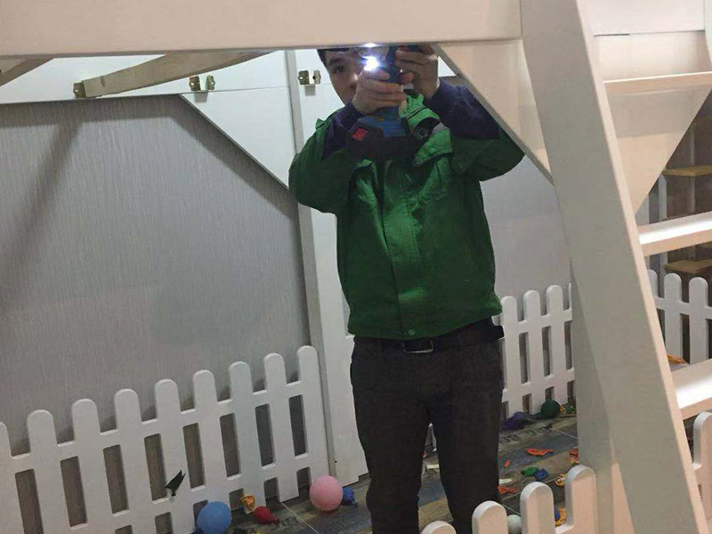兒童床安裝：先組裝床的支架。螺絲與木板垂直，不要弄偏了。這樣才好使力氣。剛開(kāi)始的時(shí)候不要擰太緊，過(guò)后組裝好后，再加固擰緊。床架安裝好后，就是安裝圍欄了。有一些長(zhǎng)螺絲和短的螺絲，個(gè)人覺(jué)得短的螺絲容易上一些。一邊兩個(gè)螺絲，一共需要上四個(gè)，上完就OK 了。圍欄都安裝好后。接下來(lái)的就非常容易了。就是直接把床板鋪上去了。鋪的時(shí)候注意一下，光滑一些的向上，盡量不要讓床板之間的空隙太大，這樣睡起來(lái)不舒服。