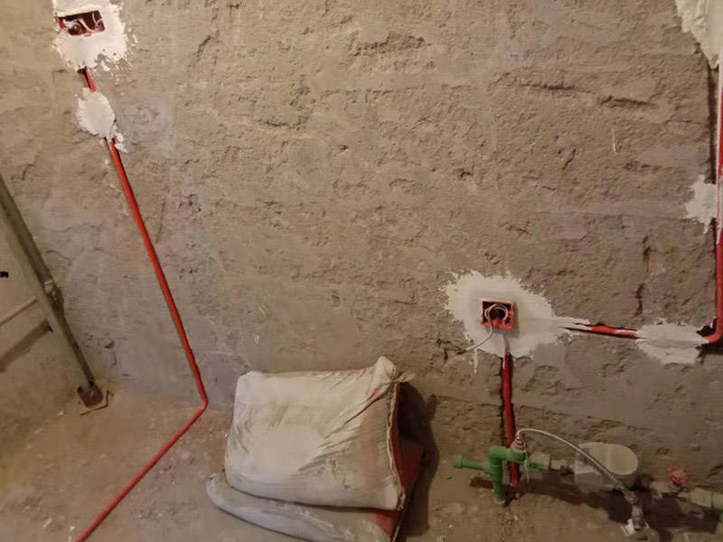 廚房線路改造：插座、照明分線走：插座要設(shè)地線以保證用電安全，共有3根電線，而照明系統(tǒng)不用設(shè)地線，只有兩根線，因此兩支路線最好分開，即使電路出現(xiàn)問題也便于維修。開關(guān)插座遠(yuǎn)離水槽灶具：廚房開關(guān)和插座如果靠近灶具，溫度較高容易加速電路老化;也要遠(yuǎn)離水槽，避免受潮而發(fā)生漏電事故。凈水器的電源開關(guān)和插座最好放在水槽柜的旁邊，使用防水開關(guān)和插座，避免因為潮濕而漏電。