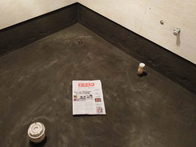 廁所防水，水管打壓測試：首先要進行地面處理，確保地面干凈，沒有任何雜物污染，基層表面堅實，無脫皮等現(xiàn)象，我們還要進行地面找平，保證地面平整，沒有較大的缺陷和補痕。防水涂料要刷全面，與基層結合牢固，不會出現(xiàn)氣泡，脫落等問題。我們涂刷時，要由下至上，先墻后地涂刷。一般來說，衛(wèi)生間的防水要做到180厘米，非淋浴墻面防水不能低于35厘米。小編建議防水統(tǒng)一做到180厘米。刷涂料不僅要注意高度，還有注意涂刷的厚度，國家規(guī)定防水涂料要涂到1.5毫米厚。防水涂料是要刷兩遍，第二遍涂料是要等第一遍涂料干透之后才能開始刷。
