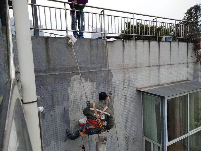 外墻涂刷防水：清理基層，新舊面層必須清理干凈，不得有雜物和灰塵，以免影響粘結(jié)強度，涂刷防水涂料時基層應干燥。基層清理工序完成之后，接下來，清理死角，也就是所謂的陰陽角、施工縫、伸縮縫等比較重要的部位進行處理，尤其注意的是泄水孔要加強處理，需要涂刷2－3遍防水底層涂料。將攪拌均勻的晨光防水涂料根據(jù)現(xiàn)場要涂刷的面積開始涂刷，基層涂刷要大于粘卷材的面積，不要超過三十。刷第二次涂料之前必須要等一次涂料完全凝固后方可再次涂刷，底層涂料次涂刷完畢后約4—8左右。要等第二次涂料完全凝固后方可施工。
