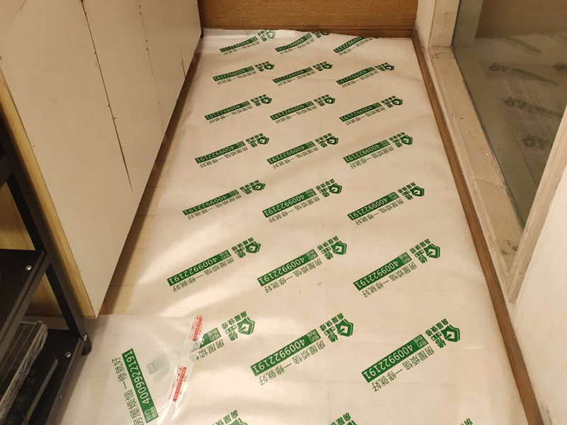 房屋地面家具保護：入戶門的保護入戶門是各種裝修物料進場以及各種建筑裝修垃圾清理的必經(jīng)之路,這些物品在搬運的過程中,與入戶門發(fā)生磕碰、摩擦的機率大大增加,所以,第一個需要做好成品保護的地方就是入戶門。可以使用成品保護膜將門包裹，地面鋪地面保護膜。