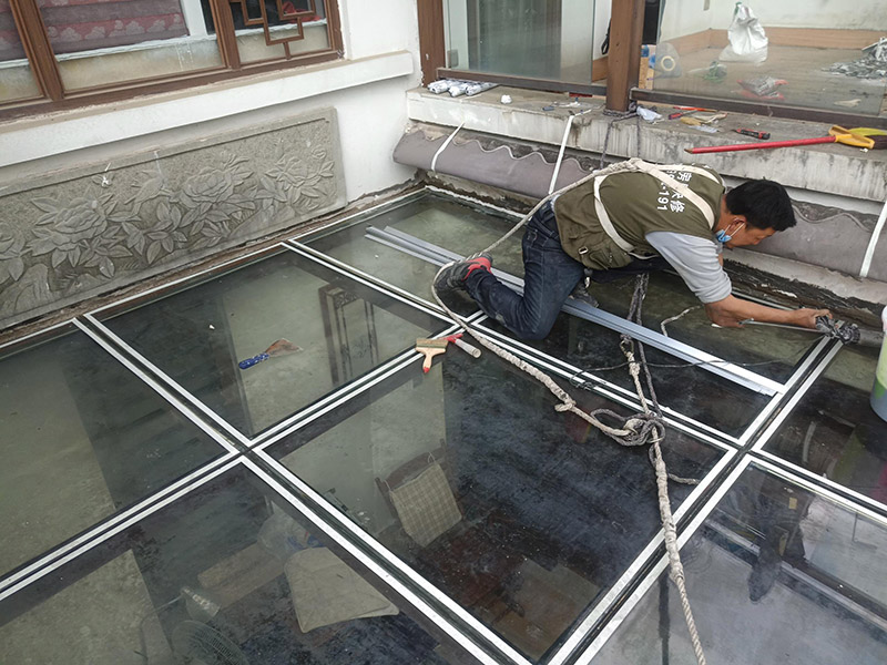 陽光房打防水膠：在陽光房施工完成后，如果陽光房與墻體有銜接的地方，一定要記住鏟去墻體上原有的涂料，否則粘合陽光房與墻體的膠水就不能很好的發(fā)揮粘合的作用，等到膠水完全凝固后會損壞墻體的涂料，造成陽光房的滲漏。最好的解決方法就是事先鏟去原墻體上涂料，在打膠之后，在陽光房與墻體接縫處上覆蓋防水擋板并且安裝一個排水槽，這樣就可以確保陽光房不漏水。