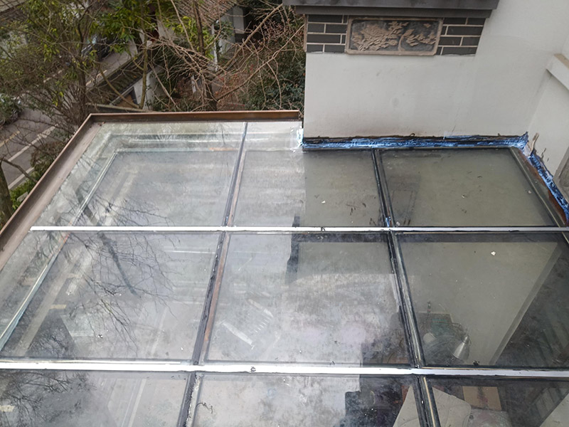 陽光房打防水膠：在陽光房施工完成后，如果陽光房與墻體有銜接的地方，一定要記住鏟去墻體上原有的涂料，否則粘合陽光房與墻體的膠水就不能很好的發(fā)揮粘合的作用，等到膠水完全凝固后會損壞墻體的涂料，造成陽光房的滲漏。最好的解決方法就是事先鏟去原墻體上涂料，在打膠之后，在陽光房與墻體接縫處上覆蓋防水擋板并且安裝一個排水槽，這樣就可以確保陽光房不漏水。