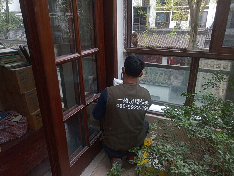 墻面刮膩子維修：刮膩子對不同的墻體有著不同的要求，像比較常見的混凝土的墻面，會出現(xiàn)一些氣孔與鼓起的現(xiàn)象，所以就要先把墻面修平整掉，磨平凸起處，填補凹陷處。基層做好處理后，墻面還是會有一些凹陷的地方，這個時候就可以用石膏膩子來補平。將石膏膩子壓實凹陷處，橫抹豎起的地方再重新刮一遍，這樣來確保墻面的平整。