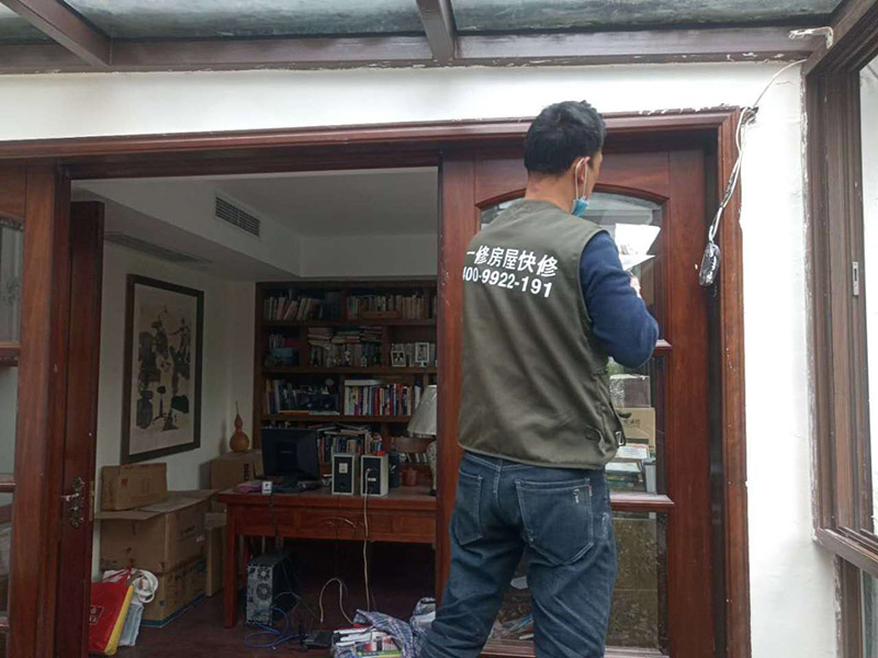墻面刮膩子維修：刮膩子對不同的墻體有著不同的要求，像比較常見的混凝土的墻面，會出現(xiàn)一些氣孔與鼓起的現(xiàn)象，所以就要先把墻面修平整掉，磨平凸起處，填補凹陷處?；鶎幼龊锰幚砗?，墻面還是會有一些凹陷的地方，這個時候就可以用石膏膩子來補平。將石膏膩子壓實凹陷處，橫抹豎起的地方再重新刮一遍，這樣來確保墻面的平整。