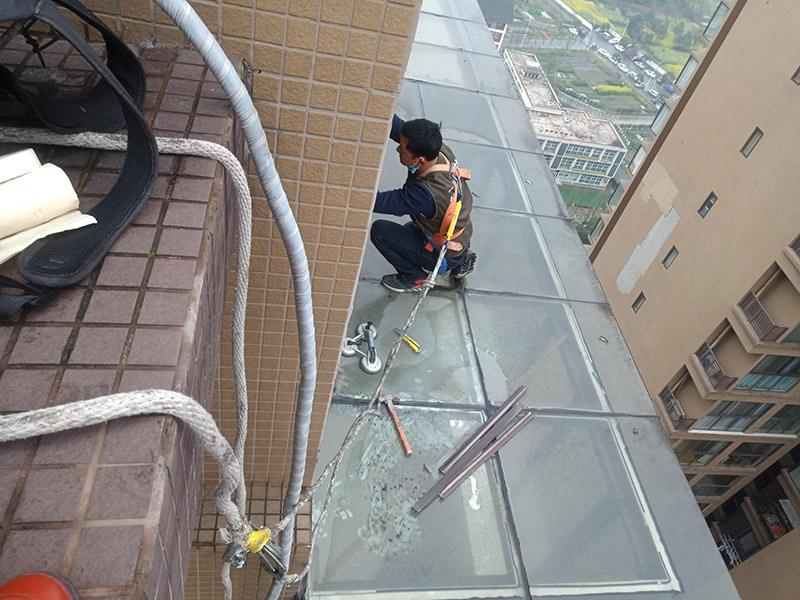 高空施工安全措施：先在高處使用的安全帶，各種零件不得有任何拆卸，如果有損壞的更是不得使用。然后登高作業(yè)使用的梯子要堅固，放置要平穩(wěn)，梯子坡度以60到70度比較好，在安置防滑裝備。隨后高處作業(yè)現(xiàn)在必須有監(jiān)護人，在作業(yè)前監(jiān)護人和作業(yè)人員應(yīng)該認真檢查在清理好現(xiàn)場。最后就是高處作業(yè)人員要按照設(shè)置的通道和扶梯行走不能貪圖方便就可以隨便亂走胡亂攀爬。