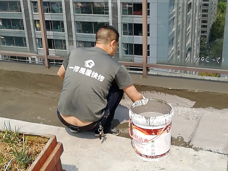 露臺防水維修：室外防水,基本上都是采用卷材粘貼的方式來做的。個人建議大家就選擇改良SBS防水卷材來做露臺的防水。這種也是最常用,價格也是很便宜的一種防水方式,做好了效果也是非常的好。 1、選擇防水涂料：暴露于自然的防水層的陽臺，暴露在溫暖的陽光，雨雪，嚴寒和熱溫度折磨，沒有優(yōu)異的性能和良好的保護措施，陣風侵蝕，難以實現(xiàn)所需的阻力。 2、選擇柔軟排排出：在大雨和臺風，降雨量超過排水地漏的容量更大，有可能是陽臺地面形成水。 3、地形必須設(shè)計有坡度：未密封的陽臺會在大雨的情況下淹沒房間。為了防止雨水進入房間，在翻新地板時應(yīng)考慮水平傾斜，以確保水可以流入排水井而不能流入房間。露臺防水露臺防水 陽臺地板必須——6030毫米內(nèi)部的地板的下方，朝向的排水和水保持在邊緣的外邊緣中的雨水管，以排出水的方向上的緩坡。