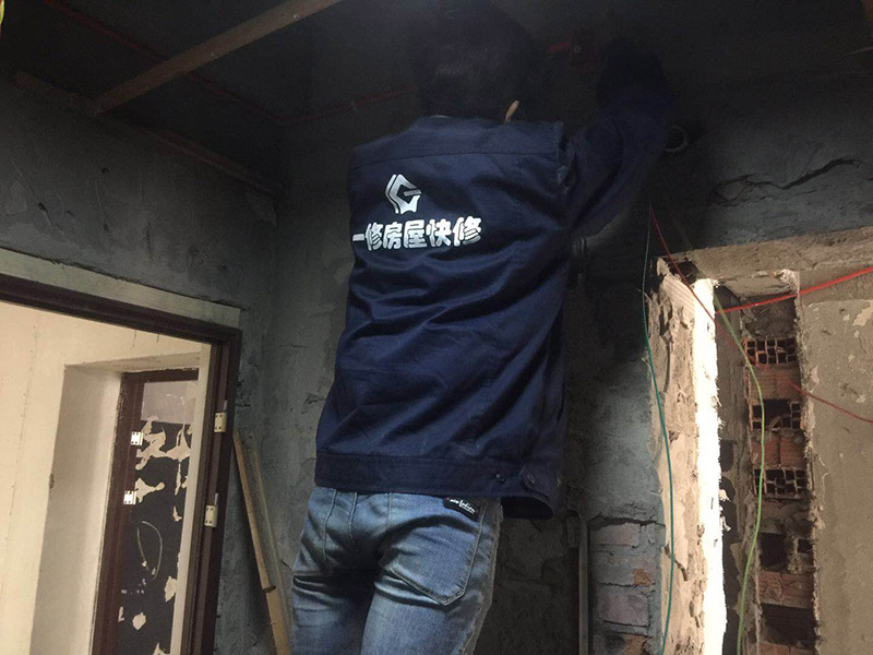 電路暗管穿線：首先把引線鐵絲頭約彈簧一半的長度置彈簧內(nèi)，再用細(xì)鐵線絞緊使二者不易分離脫落即可，不論是穿引線鐵絲還是用鐵絲拉穿導(dǎo)線，過彎道都要溫柔一點(diǎn)，否則容易出麻煩，穿好鐵絲后，把待穿的導(dǎo)線集束，牢固地捆綁在鐵絲一端，慢慢拉動鐵絲的另一端，導(dǎo)線就穿成了； 穿線的暗管彎頭，只能用專用工具把管子彎曲以擴(kuò)大轉(zhuǎn)彎半徑使穿線容易，而不可使用成品彎頭，使用成品彎頭即便預(yù)留引線都很難很難穿線而且還會在穿線過程中使導(dǎo)線絕緣受損。