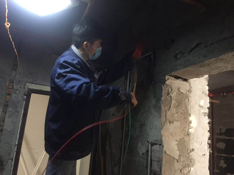 電路暗管穿線：首先把引線鐵絲頭約彈簧一半的長度置彈簧內(nèi)，再用細(xì)鐵線絞緊使二者不易分離脫落即可，不論是穿引線鐵絲還是用鐵絲拉穿導(dǎo)線，過彎道都要溫柔一點(diǎn)，否則容易出麻煩，穿好鐵絲后，把待穿的導(dǎo)線集束，牢固地捆綁在鐵絲一端，慢慢拉動鐵絲的另一端，導(dǎo)線就穿成了； 穿線的暗管彎頭，只能用專用工具把管子彎曲以擴(kuò)大轉(zhuǎn)彎半徑使穿線容易，而不可使用成品彎頭，使用成品彎頭即便預(yù)留引線都很難很難穿線而且還會在穿線過程中使導(dǎo)線絕緣受損。