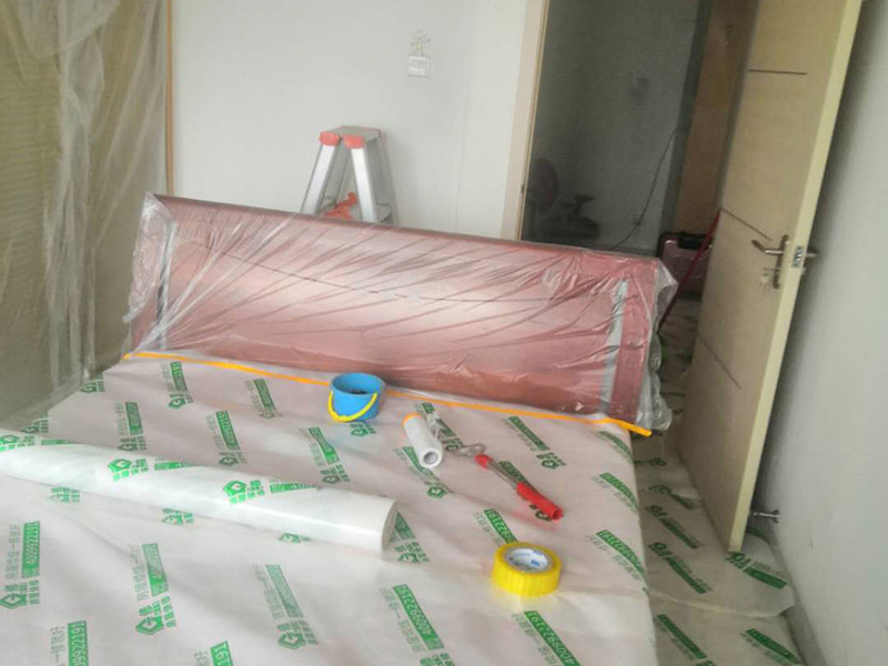 家具地面保護(hù)：滿鋪成品瓦楞紙板，再用干凈彩條布滿鋪在普通石膏板上，在彩條布交接處及轉(zhuǎn)角處用膠帶固定，也可選用木芯板或三夾板。材料選用視上人、車情況而定。用原門框保護(hù)膜，或者多層板或密度板，報紙，美紋紙保護(hù)。