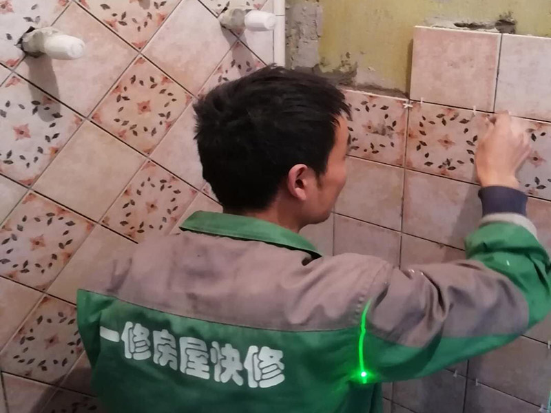 衛(wèi)生間花磚鋪貼：將水泥與少量建筑膠混合拌勻，做成粘貼劑。把粘貼劑用鏟刀鏟到地面刮平后將瓷磚鋪上，再用鏟刀壓實，這樣自上而下或自左而右的一排排粘貼即可。全部鋪完后，用白水泥漿美縫，把瓷磚間的間隙填實，這樣就完成了