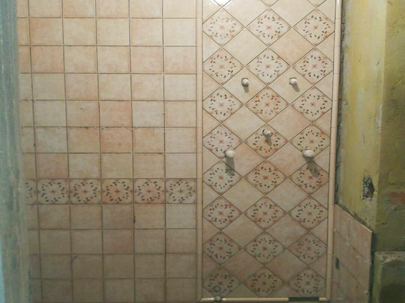 衛(wèi)生間花磚鋪貼：將水泥與少量建筑膠混合拌勻，做成粘貼劑。把粘貼劑用鏟刀鏟到地面刮平后將瓷磚鋪上，再用鏟刀壓實，這樣自上而下或自左而右的一排排粘貼即可。全部鋪完后，用白水泥漿美縫，把瓷磚間的間隙填實，這樣就完成了
