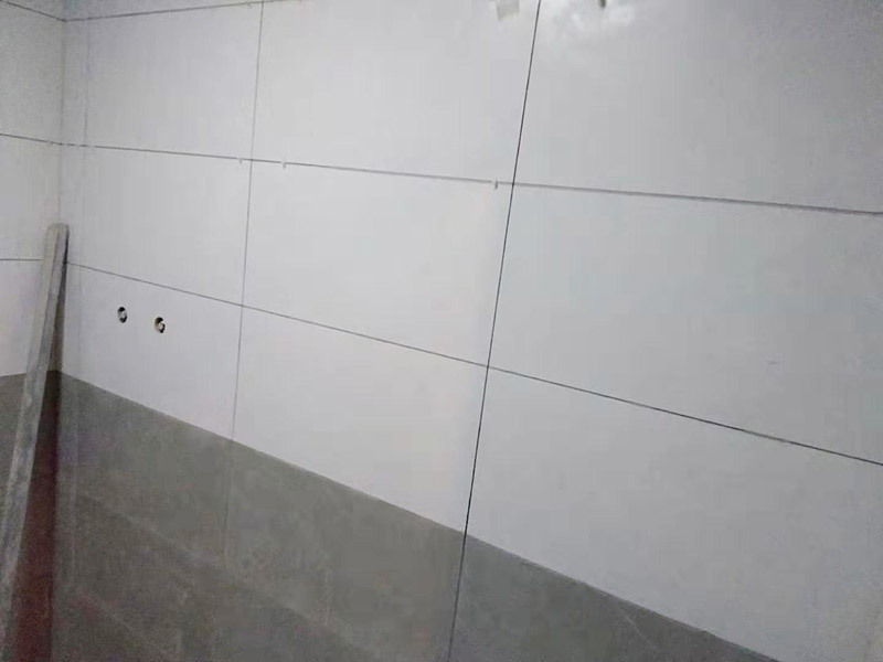 浴室墻面貼瓷磚：貼瓷磚之前先要用水浸泡瓷磚2小時左右。泡水的目的是為了讓瓷磚能事先吸飽水分，避免鋪貼之后吸走粘接材料中的水分，從而影響粘接的強度，浸水后記得用棉布擦去表面的水分晾干后才能進行鋪貼。鋪貼開始前還應吊垂線，來確定瓷磚的尺寸線，然后開始貼瓷磚，一般都是從門窗先開始，而且按由下而上，自左至右的順序進行。鋪貼的方法是先用水潤濕找平層，然后用鏟子將事先拌好的粘接材料抹在瓷磚背面，再將瓷磚貼在墻上即可，依次鋪貼平整就可以了。