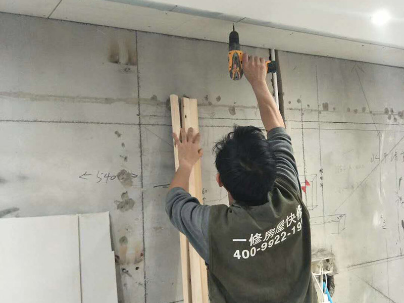局部打孔安裝服務(wù)：實(shí)地測量，確定房間管道的分布、房間的高度、房間設(shè)施的位置及通風(fēng)窗的位置等。 1、天花板的預(yù)處理，確定吊頂?shù)陌惭b高度，中間夾層大于300mm，用水平管在四個墻角劃線，并用墨斗彈出水平線。 2、確定通風(fēng)窗的位置，在墻上用電錘打出直徑100mm的圓形孔。 3、電線預(yù)埋，照明線路為2條，取暖器的線路為5條，為了能保證正常使用，可多預(yù)埋1～2條。 4、水管、煤氣管等管道的處理，檢查是否有漏水、漏電現(xiàn)象。
