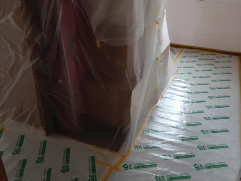 墻面翻新成品保護(hù)：各種裝修物料的進(jìn)場以及各種建筑裝修垃圾的清理，都會經(jīng)過入戶門，這些物品在搬運(yùn)的過程中，難免會和入戶門發(fā)生磕碰，造成入戶門的磕碰劃傷，所以，第一個(gè)需要做好成品保護(hù)的地方就是入戶門。地面瓷磚鋪貼完后，用成品保護(hù)膜覆蓋磚面，既可以防止裝修時(shí)的沙子磨傷地面，同時(shí)也能有效地防止油漆涂料等有色液體滴落磚面，造成地面污染。在進(jìn)行木門、櫥柜、家具等的相關(guān)的安裝或組裝的過程中，成品保護(hù)主要體現(xiàn)在兩個(gè)方面：一是原有的墻面、地面裝飾的保護(hù)，盡量避免因?yàn)檫@些安裝工程對已裝的部分造成破壞；二是安裝的物品本身的保護(hù)，注意不要在安裝過程中造成磕碰、劃傷等損傷。