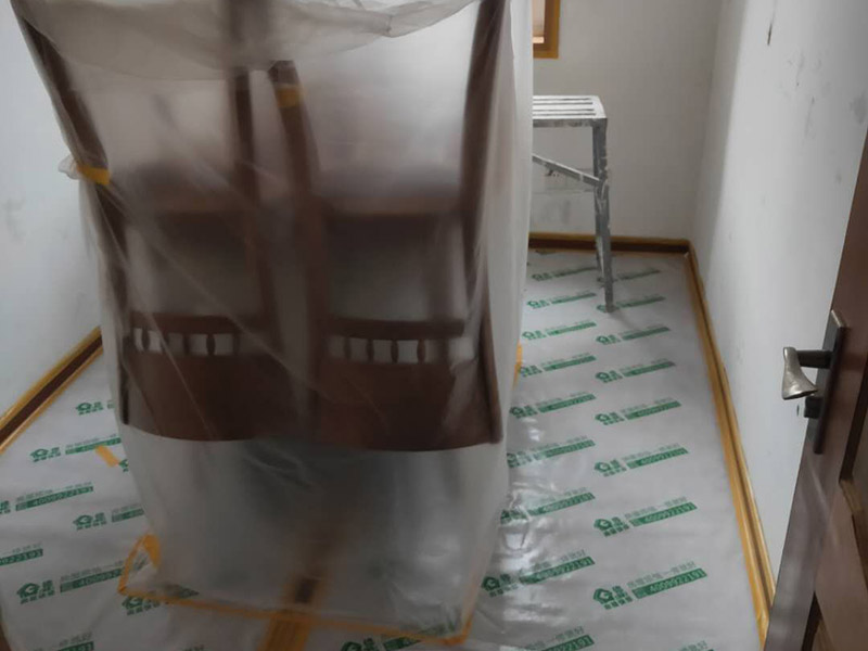 墻面翻新成品保護(hù)：各種裝修物料的進(jìn)場以及各種建筑裝修垃圾的清理，都會經(jīng)過入戶門，這些物品在搬運(yùn)的過程中，難免會和入戶門發(fā)生磕碰，造成入戶門的磕碰劃傷，所以，第一個(gè)需要做好成品保護(hù)的地方就是入戶門。地面瓷磚鋪貼完后，用成品保護(hù)膜覆蓋磚面，既可以防止裝修時(shí)的沙子磨傷地面，同時(shí)也能有效地防止油漆涂料等有色液體滴落磚面，造成地面污染。在進(jìn)行木門、櫥柜、家具等的相關(guān)的安裝或組裝的過程中，成品保護(hù)主要體現(xiàn)在兩個(gè)方面：一是原有的墻面、地面裝飾的保護(hù)，盡量避免因?yàn)檫@些安裝工程對已裝的部分造成破壞；二是安裝的物品本身的保護(hù)，注意不要在安裝過程中造成磕碰、劃傷等損傷。