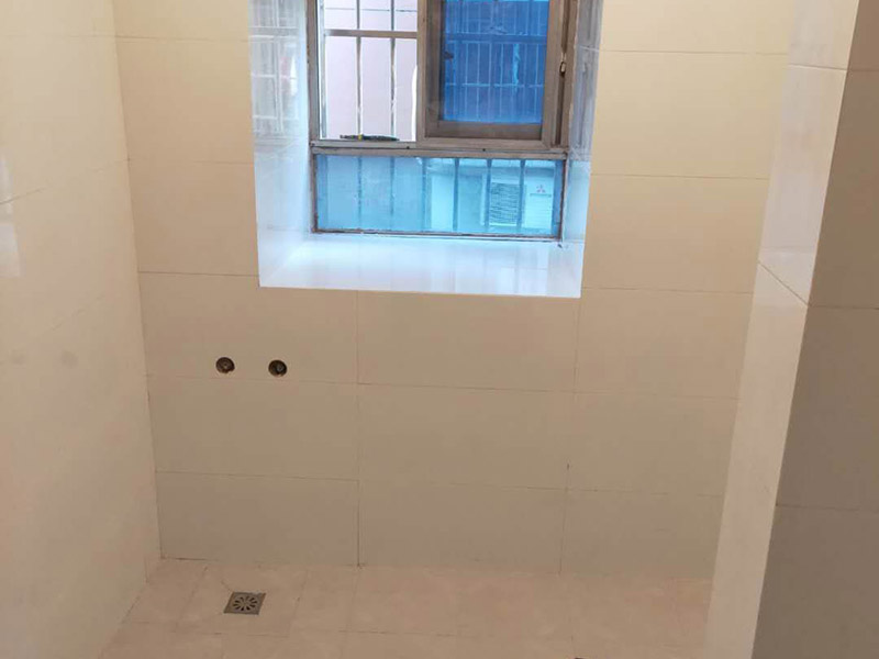衛(wèi)生間裝修翻新：1、水電改造；這是很重要第一步基石，單靠自己的微薄力量是不行的，需要和師傅一起構(gòu)思出一份詳細(xì)的水電走向圖，師傅會(huì)參考您的意見，滿足使用的需求，對(duì)以后的維修和保養(yǎng)都有好處。2、防水措施；不要小看這一個(gè)步驟哦，作為大量用水的場(chǎng)所，一個(gè)良好的防水措施是非常有必要的，從地面開始，然后上升到到墻面，涂刷時(shí)要仔細(xì)，確保厚度均勻且達(dá)標(biāo)，和管道的交界處也別忘記涂抹。3、瓷磚鋪貼；貼磚能起到很多作用，最顯眼的就是讓空間更加美觀、精致，其次，它還能對(duì)墻面和地面起到很好的防水效果。