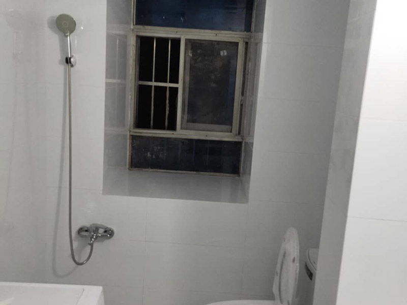 衛(wèi)生間裝修翻新：1、水電改造；這是很重要第一步基石，單靠自己的微薄力量是不行的，需要和師傅一起構(gòu)思出一份詳細(xì)的水電走向圖，師傅會(huì)參考您的意見，滿足使用的需求，對(duì)以后的維修和保養(yǎng)都有好處。2、防水措施；不要小看這一個(gè)步驟哦，作為大量用水的場(chǎng)所，一個(gè)良好的防水措施是非常有必要的，從地面開始，然后上升到到墻面，涂刷時(shí)要仔細(xì)，確保厚度均勻且達(dá)標(biāo)，和管道的交界處也別忘記涂抹。3、瓷磚鋪貼；貼磚能起到很多作用，最顯眼的就是讓空間更加美觀、精致，其次，它還能對(duì)墻面和地面起到很好的防水效果。