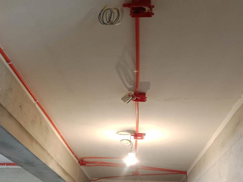 電路改造維修：定位確定好后，電工師傅會(huì)按照定位和電路走向來(lái)進(jìn)行開(kāi)槽布線(xiàn)，開(kāi)的槽要橫平豎直，這才是規(guī)范的操作，不允許開(kāi)橫槽，會(huì)影響墻體的承重力。接下來(lái)就是進(jìn)行布線(xiàn)了，通常都是采用暗埋線(xiàn)管的方式，線(xiàn)管分為兩種，一種是冷彎管，還有一種PVC管。冷彎管是布線(xiàn)的最好選擇，特點(diǎn)是可以彎曲而不斷裂，價(jià)格比較貴，它的轉(zhuǎn)角有一定弧度，更換線(xiàn)比較方便，不用開(kāi)墻更換。 選擇擇冷彎管的時(shí)候，需要借助彎管工具，弧度是線(xiàn)管直徑的十倍，這樣穿線(xiàn)或拆線(xiàn)，才能暢通無(wú)阻。