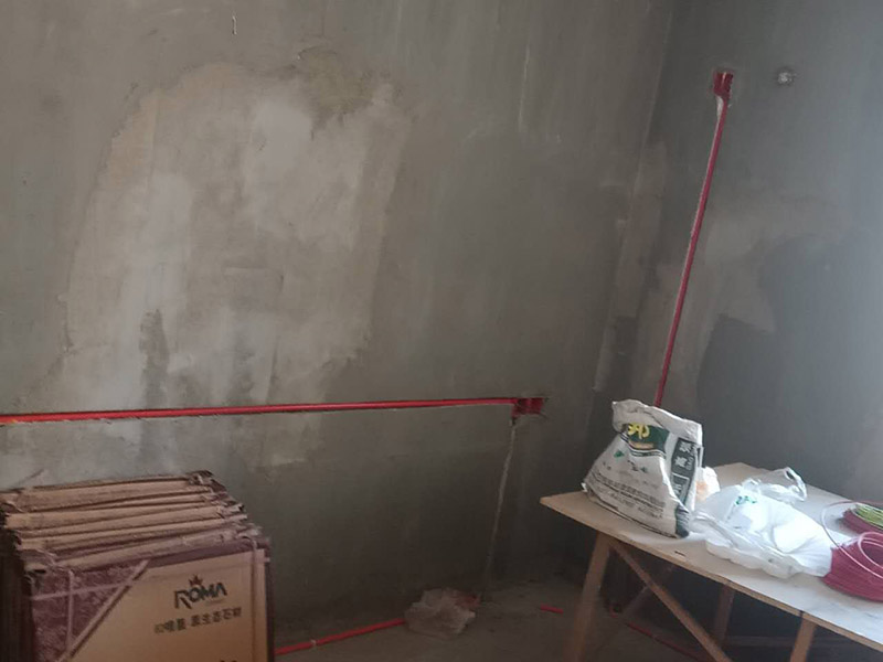 電路改造維修：定位確定好后，電工師傅會(huì)按照定位和電路走向來(lái)進(jìn)行開(kāi)槽布線(xiàn)，開(kāi)的槽要橫平豎直，這才是規(guī)范的操作，不允許開(kāi)橫槽，會(huì)影響墻體的承重力。接下來(lái)就是進(jìn)行布線(xiàn)了，通常都是采用暗埋線(xiàn)管的方式，線(xiàn)管分為兩種，一種是冷彎管，還有一種PVC管。冷彎管是布線(xiàn)的最好選擇，特點(diǎn)是可以彎曲而不斷裂，價(jià)格比較貴，它的轉(zhuǎn)角有一定弧度，更換線(xiàn)比較方便，不用開(kāi)墻更換。 選擇擇冷彎管的時(shí)候，需要借助彎管工具，弧度是線(xiàn)管直徑的十倍，這樣穿線(xiàn)或拆線(xiàn)，才能暢通無(wú)阻。