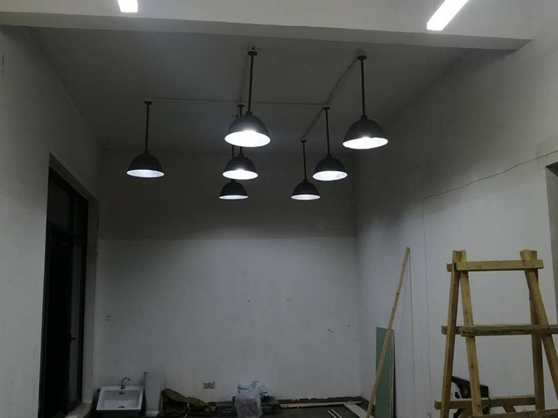 全屋燈具安裝布線：安裝軌道，如果頂部直接為木板或有鐵龍骨可以du直接打釘打眼的，就直接可以把軌道安裝上。定位打好孔后，裝上軌道固定螺絲。 拆開已經(jīng)固定好的軌道頂端的電源保護(hù)蓋，用工具接上電源線，注意安全使用工具。將軌道燈底座的卡頭擰平，對(duì)準(zhǔn)軌道內(nèi)凹槽，將軌道燈底座塞入滑道內(nèi)，稍微用點(diǎn)力，嚴(yán)絲合縫后，擰下卡頭旋轉(zhuǎn)的把手，一定要擰到位固定好后，左右滑動(dòng)一下，看是否固定好。 安裝完畢，打開，根據(jù)投射目標(biāo)的位置，調(diào)整軌道射燈水平及垂直的角度，保證軌道射燈能充分有效地投射被照物。