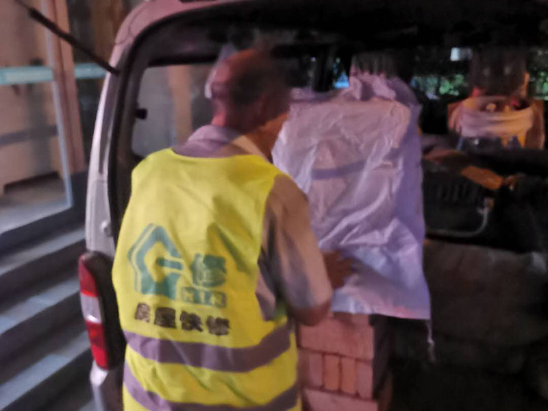 砌磚封門洞:首先準備好材料，門洞一定要做頂梁，所以鋼筋不能少。沙子要中沙、河沙。水泥注意保質(zhì)期。磚最好用輕質(zhì)磚。一般門洞留90公分，如果門是定制的或特殊門，根據(jù)門的尺寸來定門洞寬度。攪拌好水泥沙后，開始砌墻。要先訂好門洞兩邊的磚的位置，先砌好他們，再在此基礎(chǔ)上砌就很快了。砌到2米的高度（特殊門根據(jù)尺寸特定），門洞要收口，需要做門洞梁。用水泥澆灌梁，中間鋼筋做骨。做好門洞梁后，繼續(xù)上面砌磚，做好整面墻。