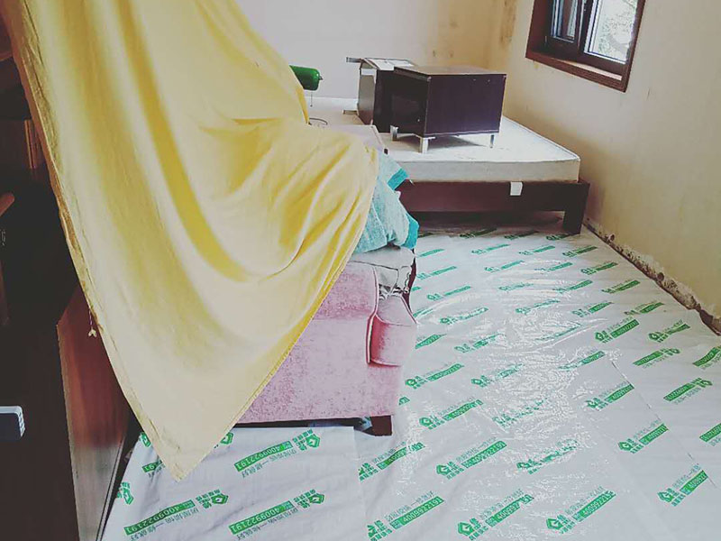 地面成品保護：滿鋪成品瓦楞紙板，再用干凈彩條布滿鋪在普通石膏板上，在彩條布交接處及轉(zhuǎn)角處用膠帶固定，也可選用木芯板或三夾板。材料選用視上人、車情況而定。 開關(guān)插座面板用美紋紙滿包或采用透明塑料蓋保護。 門套的保護方式用原門框保護膜，或者多層板或密度板，報紙，美紋紙保護