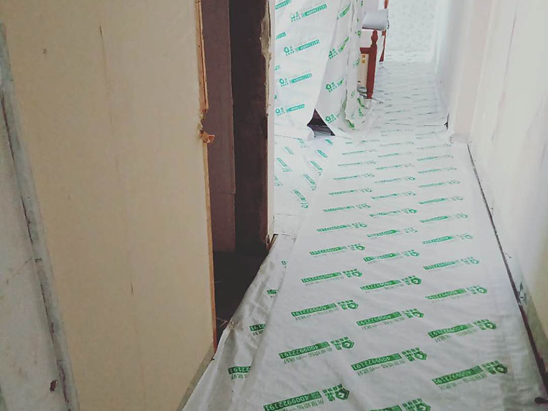 地面成品保護：滿鋪成品瓦楞紙板，再用干凈彩條布滿鋪在普通石膏板上，在彩條布交接處及轉(zhuǎn)角處用膠帶固定，也可選用木芯板或三夾板。材料選用視上人、車情況而定。 開關(guān)插座面板用美紋紙滿包或采用透明塑料蓋保護。 門套的保護方式用原門框保護膜，或者多層板或密度板，報紙，美紋紙保護