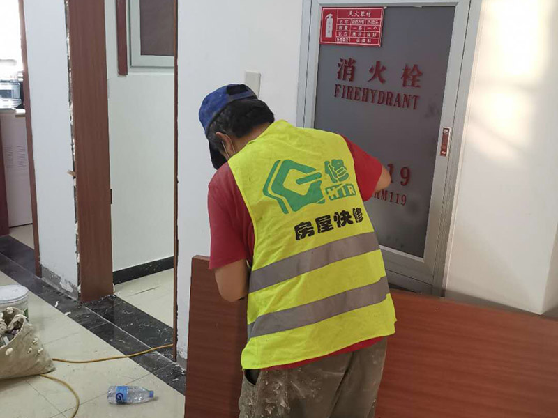 門框窗框更換翻新:門窗套就是指：在門窗洞口兩個(gè)立邊的垂直面，可以是突出外墻形成邊框，也可和外墻保持平齊，既要立邊垂直平整，而且又要滿足和墻面平整，所以它的質(zhì)量會(huì)要求相對(duì)高一些。 找位與劃線：在安裝前，需要根據(jù)設(shè)計(jì)圖的要求，先找好標(biāo)高、平面位置、豎向尺寸進(jìn)行彈線。 核查預(yù)埋件和洞口：對(duì)于有預(yù)埋件、木磚的門窗套安裝工程，彈線后應(yīng)該檢查預(yù)埋件、木磚是否符合設(shè)計(jì)要求。 龍骨、基層板配制與安裝：根據(jù)洞口實(shí)際尺寸，按設(shè)計(jì)規(guī)定骨架料斷面規(guī)格，可將龍骨架或基層板分三片預(yù)制，洞頂一片、兩側(cè)各一片。每片龍骨架一般情況下為兩根立框料，當(dāng)門窗套寬度大于500mm，中間應(yīng)適當(dāng)增加立框料。橫向龍骨間距不大于400mm;面板寬度大于500mm時(shí)，橫向龍骨間距不大于300mm。