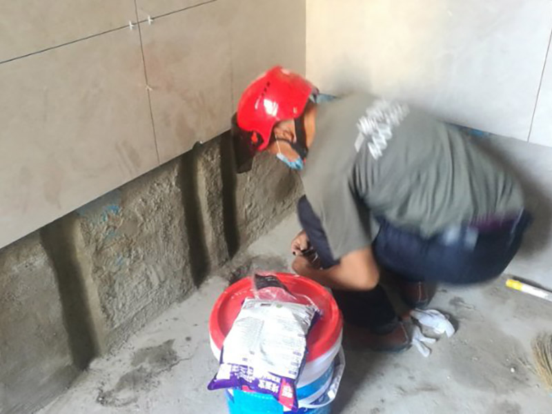 衛(wèi)生間改造管道維修:衛(wèi)生間的排水管道盡量不要做大的改動，換掉出現(xiàn)問題的管道，水壓不夠的老房子，可以加增壓泵，泵的大小根據(jù)水壓的大小而定。 浴室翻新要增加一定的插座開關(guān)、水管，或?qū)系牟遄_關(guān)做一些移位，以符合新格局下人們的使用習(xí)慣。為了確保隱蔽工程的質(zhì)量和售后服務(wù)，通常要在新舊線路銜接的位置用空白面板或是新增插座的方式做標(biāo)記，萬一出現(xiàn)問題維修時容易找到問題點。在選擇電線、水管時，最好統(tǒng)一使用品質(zhì)比較好的電線、水管等，以打好隱蔽工程這個底子。