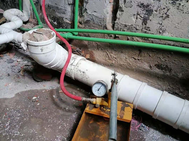 衛(wèi)生間下水管安裝：下排水: 下排水是排水口在地面上，下水管豎著穿過(guò)樓板，管道直接通向樓下，裝下排水我習(xí)慣把返水彎裝在最底下，這樣要是還有別的下水，可共用一個(gè)返水彎。 做下水一般用50的返水彎，要是還有別的下水，就加三通，要用上面途中那種斜三通，這樣水流得通暢。大多時(shí)廚房下水都比較復(fù)雜，有時(shí)自己都繞進(jìn)去了，水路之所以難做主要是因?yàn)榈胤教?，櫥柜里還裝著別的電器，如垃圾處理器、小廚寶、凈水器等，有的還要連接洗衣機(jī)等。