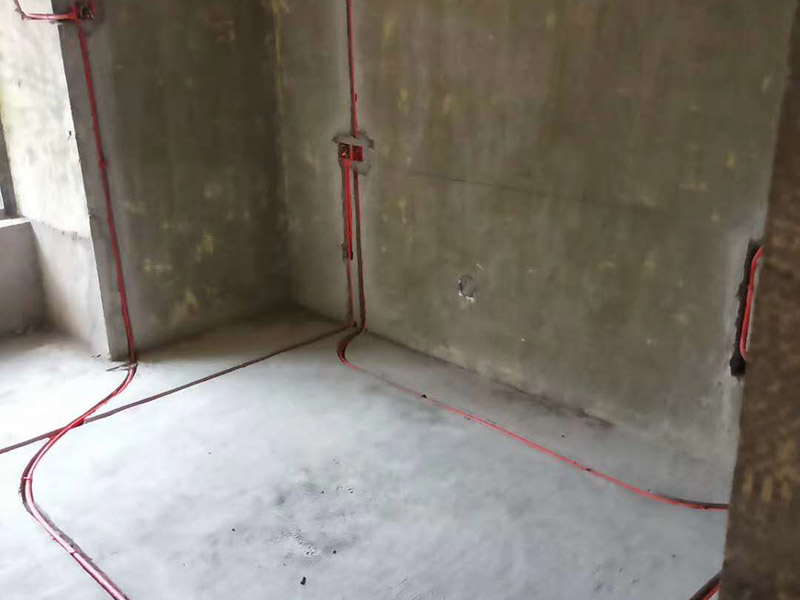 全屋電路布線：首先要根據(jù)電路的用途進(jìn)行電路定位。比如，開關(guān)、插座、燈等根據(jù)要求進(jìn)行定位。定位完成后，根據(jù)定位和電路走向，開布線槽。線路槽很有講究，要橫平豎直。不過，規(guī)范的做法是盡量少開橫槽，會(huì)影響墻的承受力。開槽深度應(yīng)一致，一般為PVC管直徑+10mm，要求槽線筆直。 線管有冷彎管和PVC管兩種，最好用315重型PVC管，冷彎管可以彎曲而不斷裂，是布線的最好選擇，因?yàn)樗霓D(zhuǎn)角是有弧度的，線可以隨時(shí)更換，而不用開墻。冷彎管要用彎管工具，弧度應(yīng)該是線管直徑的6倍，先排管，后用鋼絲穿過，便于以后線路升級(jí)、維修。