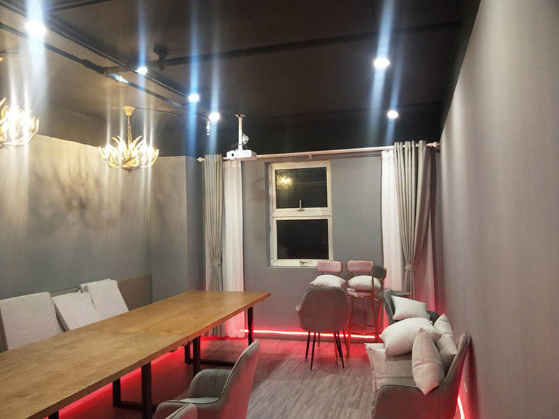 各類燈具安裝：先買好需要安裝的燈具，如果安裝的燈具比較高，需要準(zhǔn)備好一個(gè)人字梯。安裝前要把電源總閘關(guān)閉，然后再把燈具放在要安裝的位置，旋緊螺絲將燈具固定在天花板上，最后打開總閘看是否有亮。安裝燈具時(shí)大多要鉆孔，所以使用沖擊鉆時(shí)要注意安全。